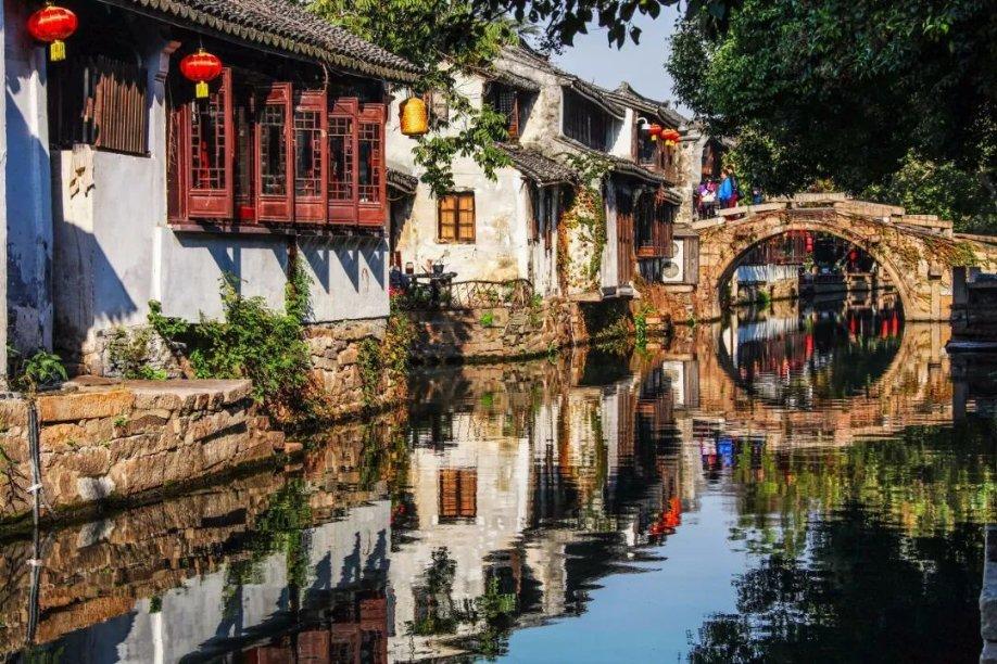 家乡年集幸福“赶”｜一个卖鞋摊干了20多年 穿他鞋子长大的小朋友也已成家立业